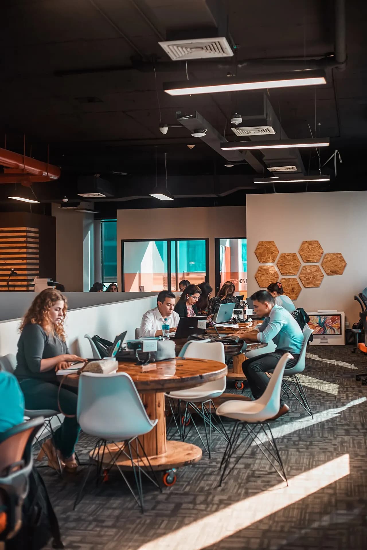 Coworking, Café oder Coliving – wo arbeitet es sich besser?